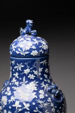 Important vase couvert en porcelaine de forme balustre, à décor...