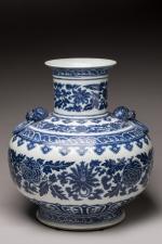 CHINE, important vase de forme balustre en porcelaine, à décor...