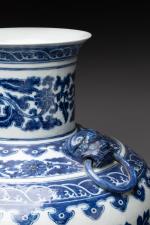 CHINE, important vase de forme balustre en porcelaine, à décor...