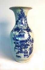 Vase de forme balustre en porcelaine à décor en camaïeu...