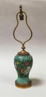 LAMPE : potiche chinoise en porcelaine de famille rose, à...