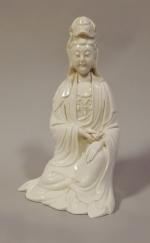 Guanyin en porcelaine blanc de Chine. XIXème siècle. H: 31...