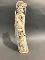 Statuette en ivoire figurant un dignitaire tenant une épée de...