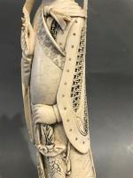 Statuette en ivoire figurant un dignitaire tenant une épée de...
