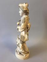 JAPON. Okimono en ivoire à décor d'une femme entourée de...