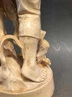 okimono en ivoire sculpté d'un pecheur au cormoran signé au...