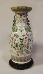 Vase en porcelaine de Canton, à décor en émaux de...