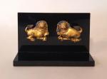 Deux petits LIONS en bronze doré monté sur panneau. Tibet,...