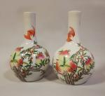 Paire de vases en porcelaine à décor de pêches. H:...