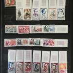 2 classeurs + 1 feuille de timbres de France modernes...