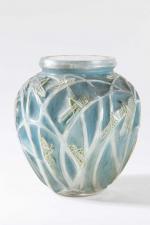 René Lalique (1860-1945). Vase modèle « Sauterelles ».