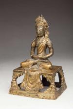 AMITAYUS en bronze doré assis en tailleur sur une selette.