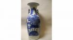 Vase de forme balustre en porcelaine décoré en bleu sous...