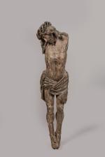 CHRIST en chêne sculpté avec restes de polychromie. Tête inclinée...