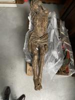 CHRIST en chêne sculpté avec restes de polychromie. Tête inclinée...