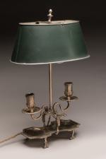 Petite LAMPE en bronze argenté à deux lumières, à poignée...