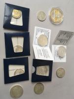 ensemble de pieces et billets comprenant des pièces en euro...