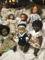 Lot de 6 poupées, dont
-1 rhodoïd blonde aux yeux bleus...