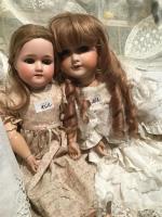 2 jolies poupées tête biscuit, bouche ouverte, corps articulé, 
-"...