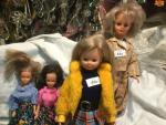 Lot de 4 poupées mannequins plastique, vêtements d'origine, dont
-Cathy de...
