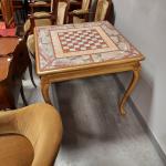TABLE en bois doré à plateau carré reposant sur quatre...