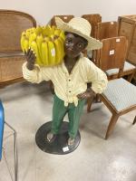 Groupe en résine à l'effigie d'un cultivateur de bananes formant...