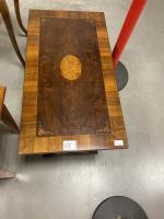 TABLE basse en bois et bois de placage. Travail rustique...