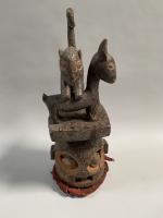 Nigéria. Un MASQUE cimier Yorouba avec décor animalier sur la...