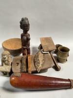 Deux TABOURETS (Afrique de l'Ouest), deux chevillières en bronze (Côte...