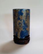 PORTE-PINCEAU bidong en lapis-lazuli, à décor incisé rehaussé d'or de...