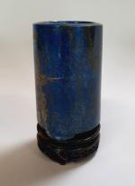PORTE-PINCEAU bidong en lapis-lazuli, à décor incisé rehaussé d'or de...