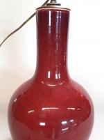 VASE bouteille Tianquping en porcelaine sang-de-boeuf, reposant sur un fond...