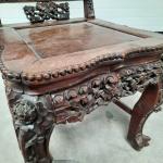 TABLE basse en bois de rose, sculptée de grecques, rinceaux...