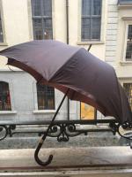 HERMES. Un parapluie, usures, tâches et accidents.