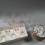Lot comprenant 8 verres en cristal de Sèvres, douze assiettes...