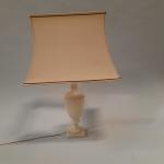 Une LAMPE en albâtre. H: 58 cm