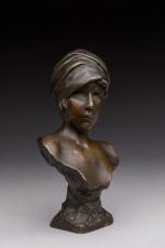Emmanuel Villanis (1858-1914)
« Moe »
Buste en bronze à patine brune...