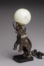Perrina
« Eléphant à la boule »
Lampe en régule à patine...
