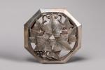 L. Sitoleux
Broche de forme octogonale en métal patiné argent à...