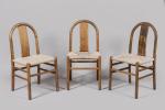 Série de sept chaises en bois naturel à assise paillée...