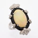 BAGUE "Pompadour" en or gris 750/°° ornée d'une opale ovale...