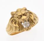 BAGUE "tête de lion" en or jaune 750/°° ciselé et...