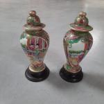 Paire de vases couverts en porcelaine de Canton. Eoque XIXème...