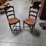Deux chaises rustiques paillées.