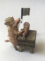 Petit bronze de Vienne figurant un cochon et son billot...