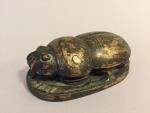 CACHET en bronze doré à décor de scarabée avec idéogrammes...