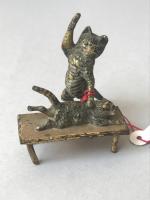 Petit bronze de Vienne figurant un chat donnant une fessée...