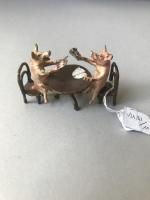 Petit bronze de Vienne figurant deux cochons jouant aux cartes...