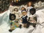 Lot de 6 poupées, dont
-1 rhodoïd blonde aux yeux bleus...
