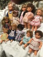 Lot de 11 poupées plastique dont 8 Bella, bien habillées,...
